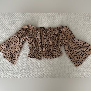 Off the shoulder bell sleeve polka crop top